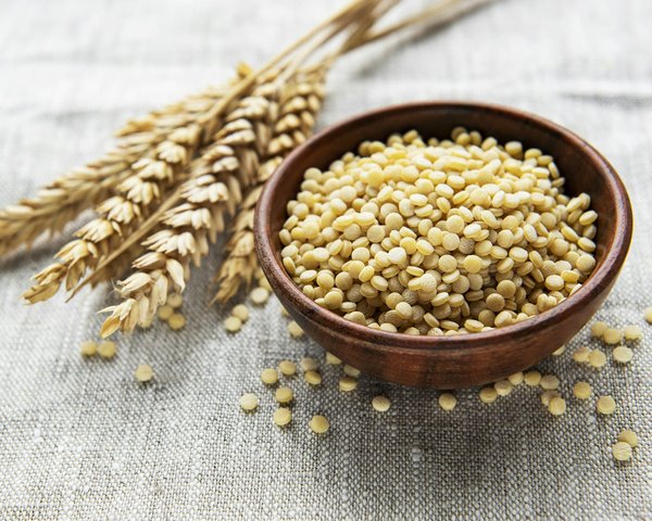 Comment faire un couscous royal avec des viandes variées et des légumes parfumés?